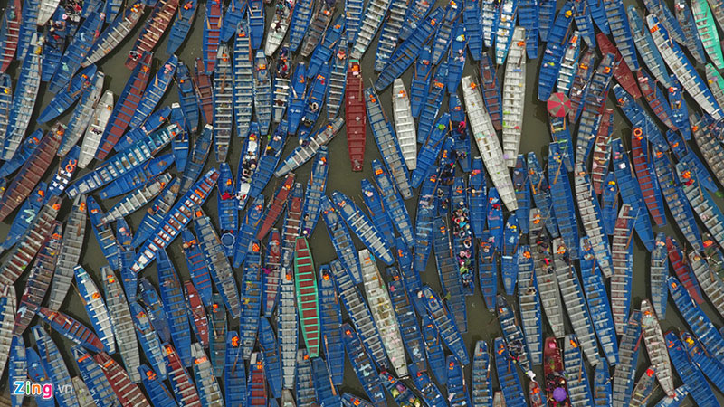 Thuyền bè dày đặc suối Yến ngày khai hội chùa Hương